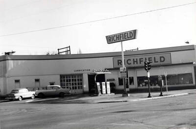 Southeast corner of Sixth and Main streets. Same building as above [90-9-105] with the roof removed above the drive-through service station.