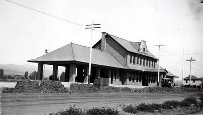 Passenger depot on Main Street, Lewiston about 1910. Note weeds growing on south side of street. Depot served the Oregon Railroad & Navigation Company, Northern Pacific Railroad, and the Camas Prairie Railroad.