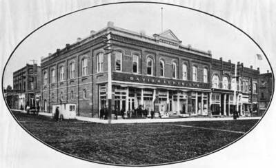 David & Ely building showing a popcorn wagon at the corner and the Cornwall Building. Moscow. Grice's sign shows at right.