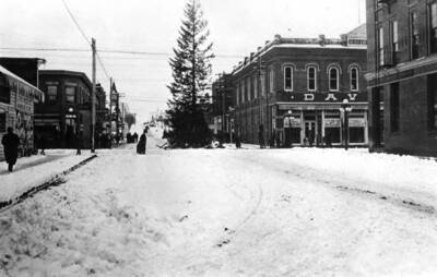 Ely died in 1908 and his brother in law B.T. Byrnes became an associate of F.A. David looking after the interests of Ely. Byrnes sold the Ely interests to F.A. David in 1913 and the four David sons were made full partners. At this time the name on the building was changed to Davids'. Picture Christmas 1914.
