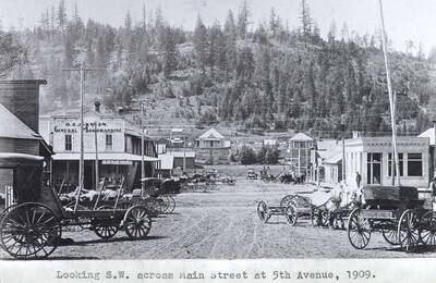 At Fifth Avenue, 1909.