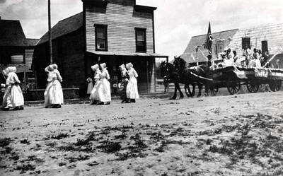Celebrating July 4, 1915, with a parade on Main Street.