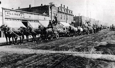Arthur Kent was too ill to harvest his crop so the neighbors got together and harvested for him. Loaded wagons are those neighbors hauling his grain to the warehouse in Palouse in 1910. First six-horse team was neighbor, Lester Wolheter. Courtesy Lloyd Nagle.