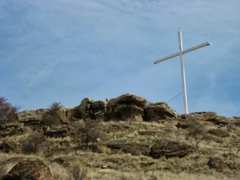 Color photo of Table Rock Cross showing location on rocky prominence.
