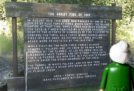 A historical marker detailing the 1910 fires and the heroic actions of Forest Ranger Edward C. Pulaski, who saved his crew in an abandoned mine tunnel.