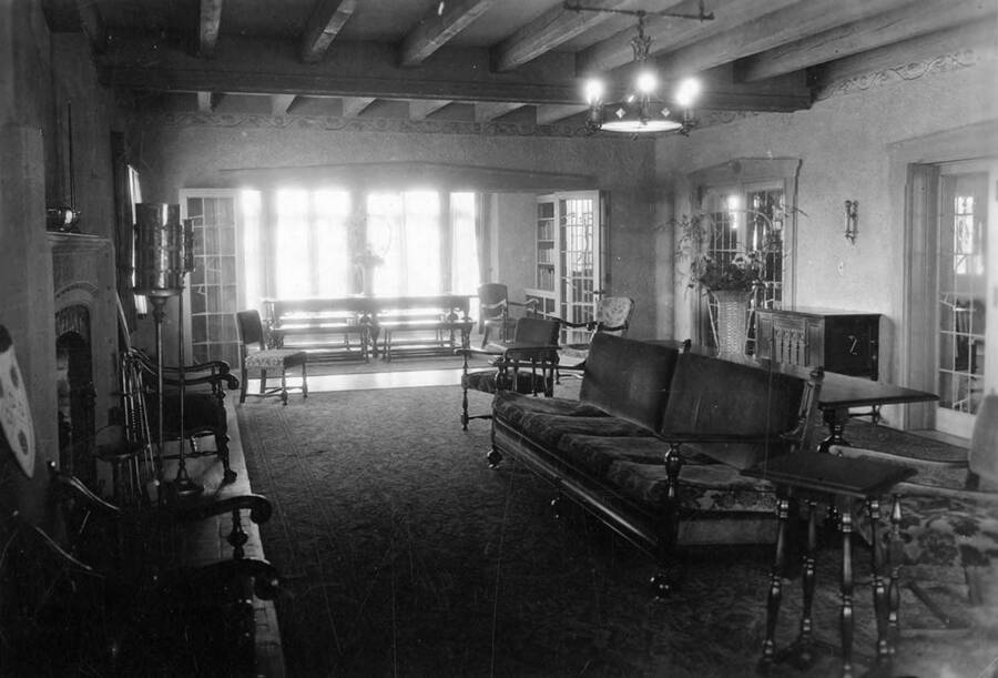 Living room at the Phi Gamma Delta house, which is on the northwest corner of University Avenue and Elm Street. University of Idaho.