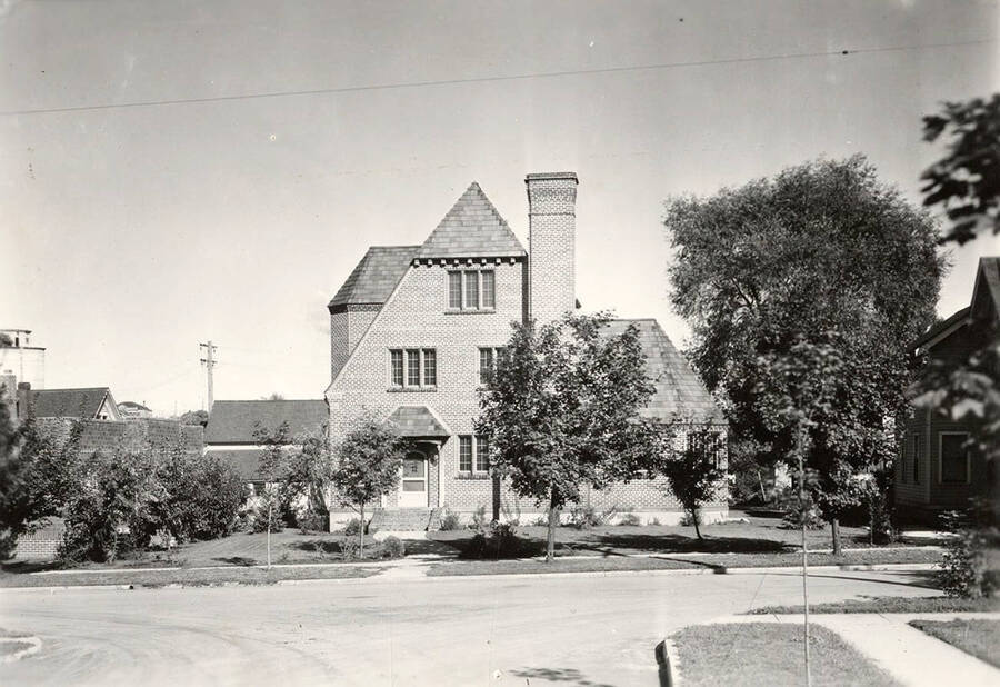 Pi Beta Phi house on the northeast corner of College and Deakin Avenues.
