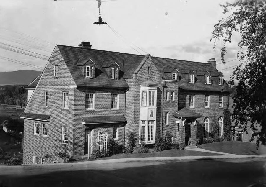 Photo of Sigma Chi house, located at 620 Idaho Avenue, with mountains in the distance.