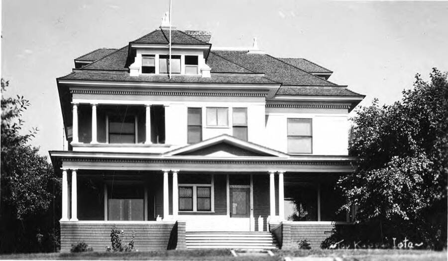Tau Kappa Iota house, located at 616 S Jefferson. The fraternity became Tau Kappa Epsilon in 1928.