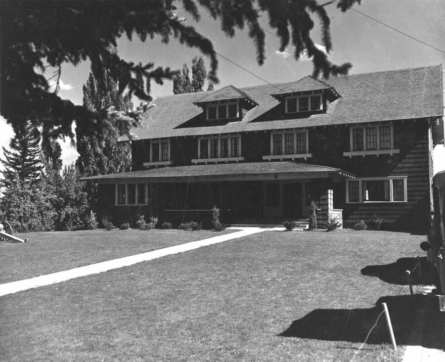 An angled photo of Tau Kappa Epsilon house, located at 1030 Blake Avenue.