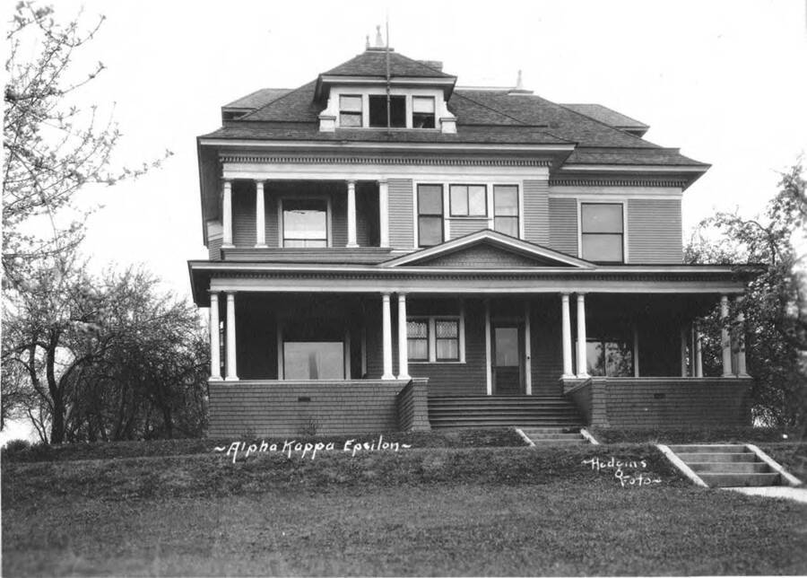 Alpha Kappa Epsilon house, circa 1915. The fraternity later became Phi Gamma Delta in 1920.
