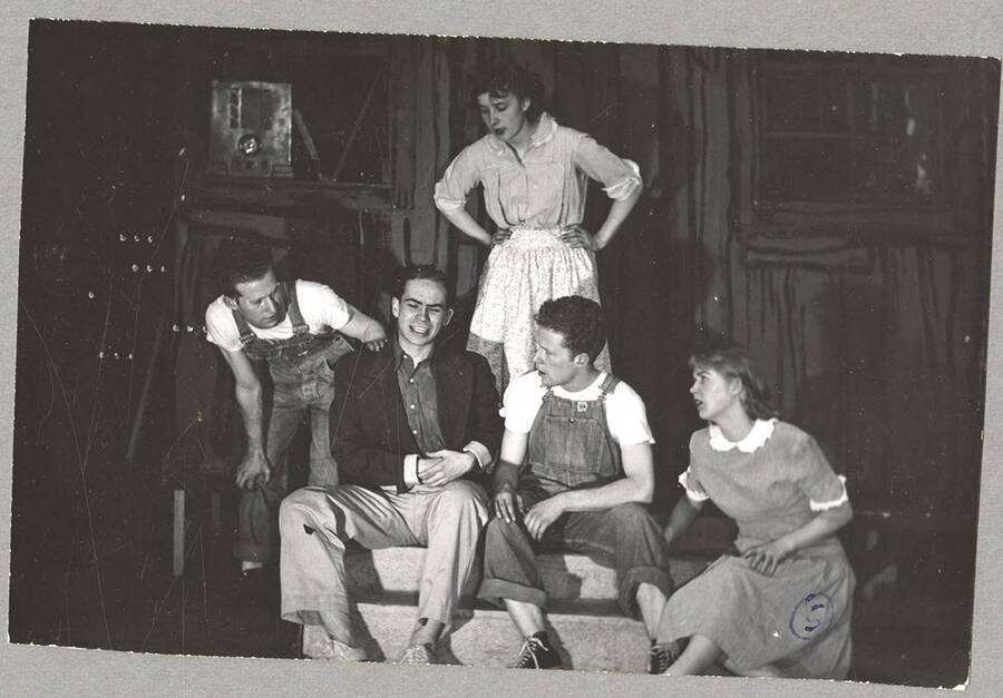 From l-r: Keith Keefer as Elmo, Harry Dalva as Commodore, Marie Hargis as Mrs. Crochet, Kenneth Keefer as Fleece and Colleen Christensen as Evvie. The peformers sit and converse in Idaho drama's production of 'The Great Big Doorstep.'