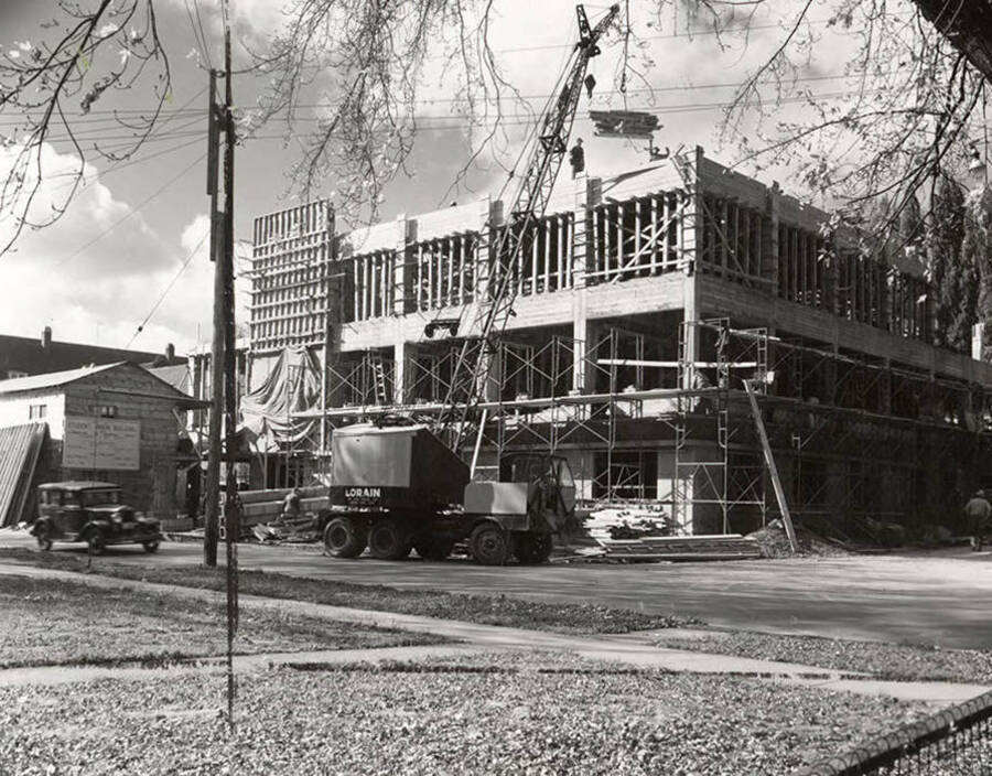 A photograph of the 1950 addition to the Student Union Building under construction.