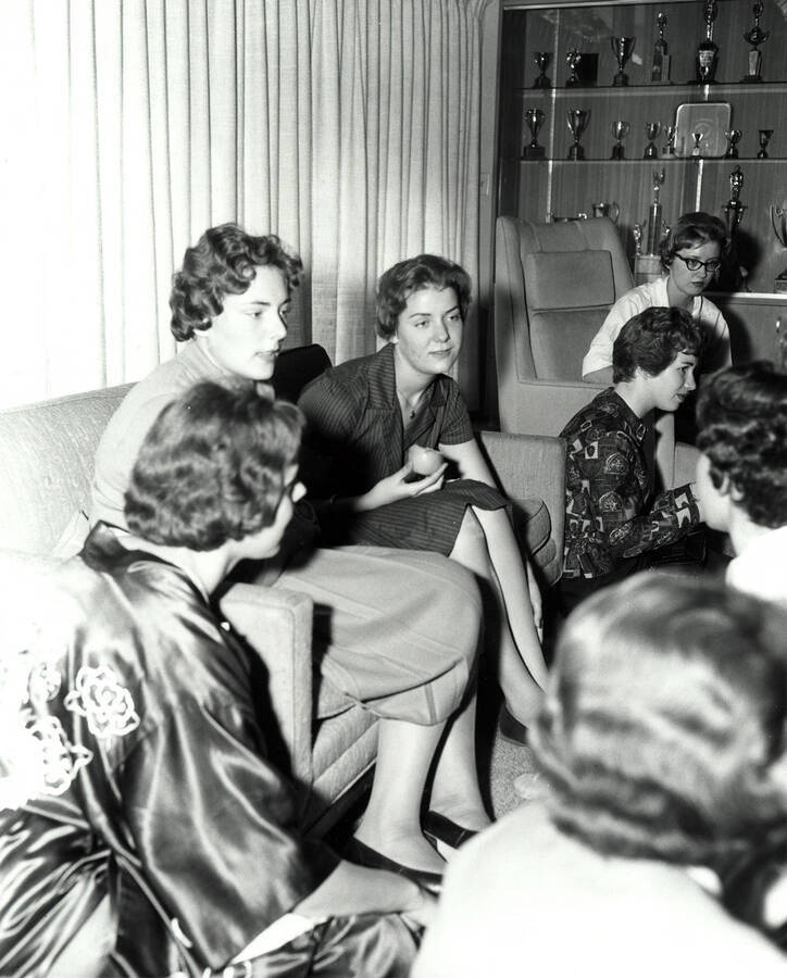 Women of Gamma Phi Beta sit and talk with rush week guests.