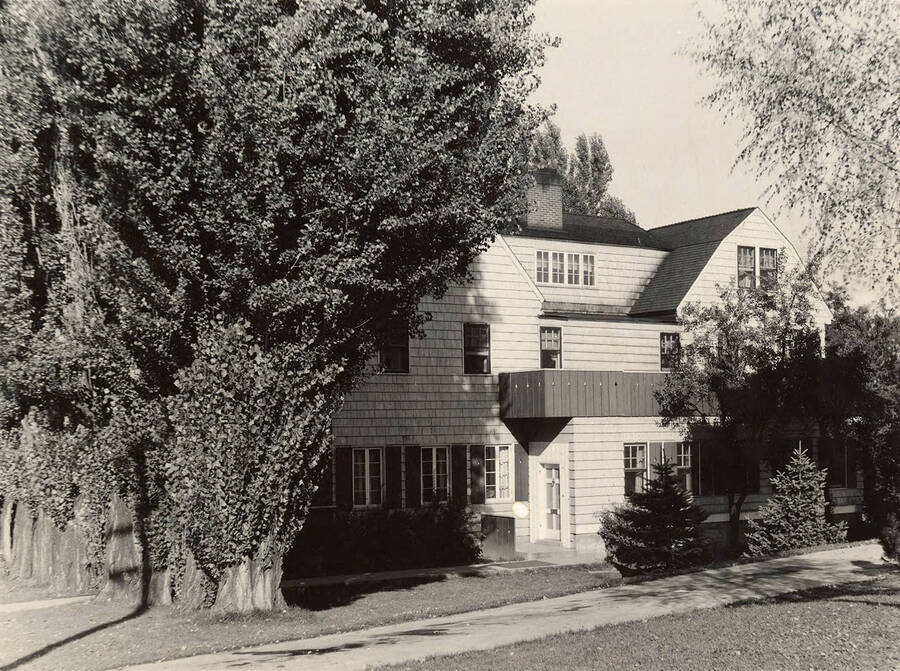 Alpha Chi Omega house on 709 Elm Street, after the 1934 remodeling.