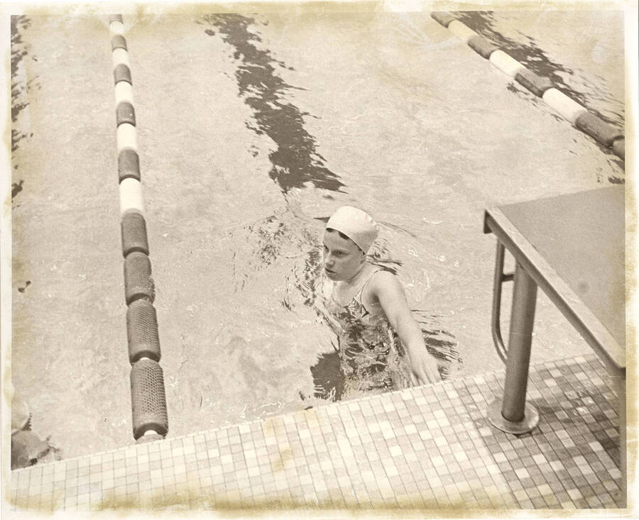 An unidentified swimmer touches off during an AIAW national event.
