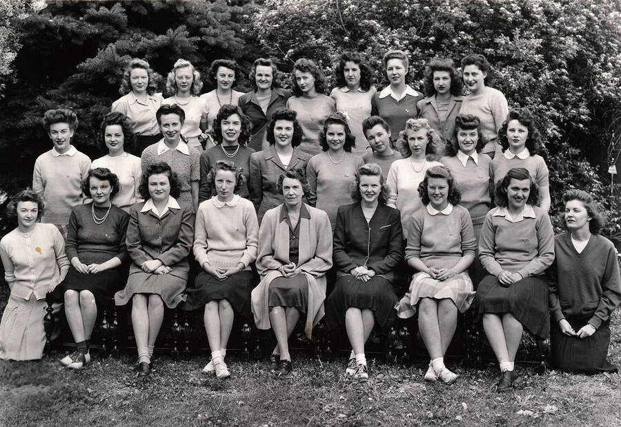 Women of Alpha Chi Omega pose for a group photograph on the Administration Lawn.