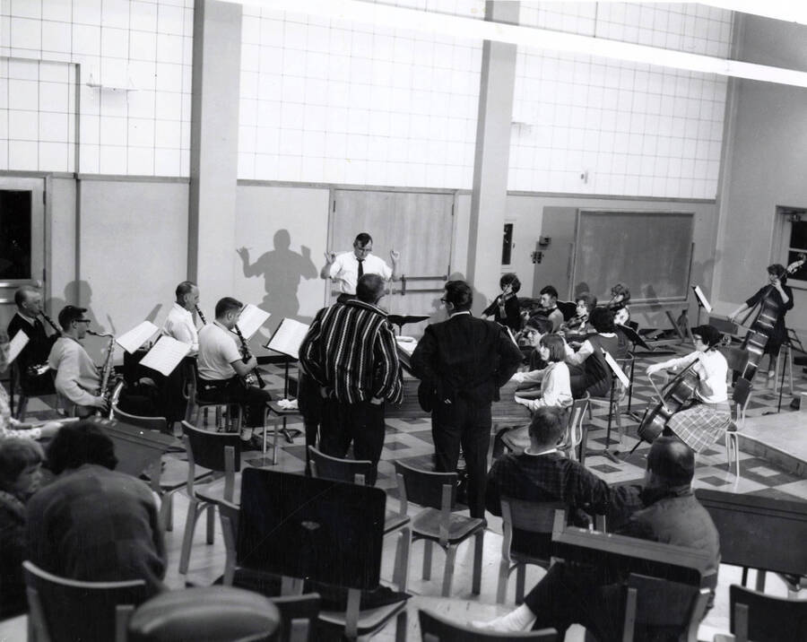 Glen Lockery directs a small ensemble rehearsal of the University Orchestra.