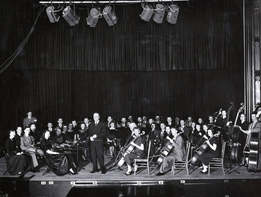A group picture of the University Orchestra in concert blacks.