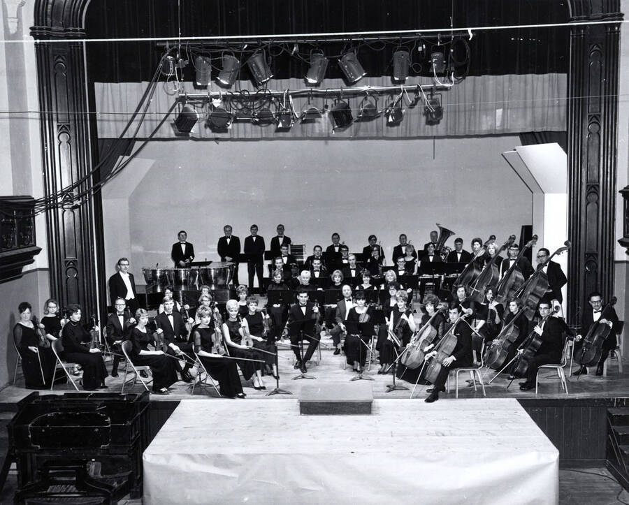 A group picture of the University Orchestra in concert blacks.