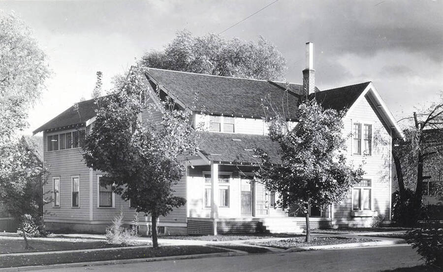 Delta Delta Delta house on the northeast corner of College and Deakin Streets. House was occupied by Omega Alpha, which became Delta Delta Delta in 1929.