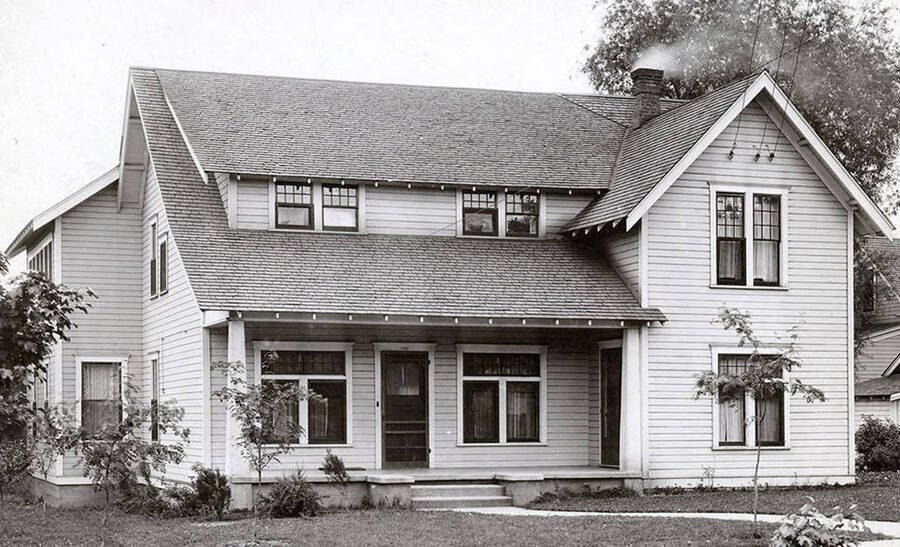 Delta Delta Delta house on the northeast corner of College and Deakin Streets. Delta Delta Delta occupied the house until 1931.