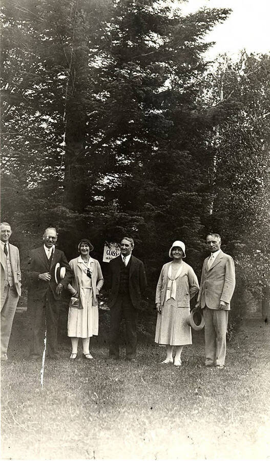 A group photo of the class of 1901 during their 30th reunion. The tree the class planted in 1900 is seen in the background.