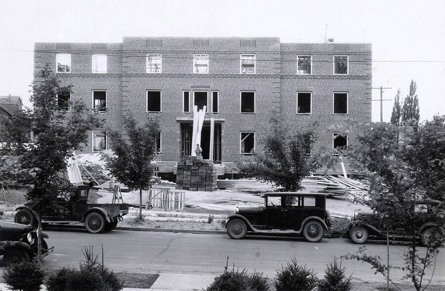 Delta Delta Delta house under construction on the southwest corner of Elm and 6th Streets.