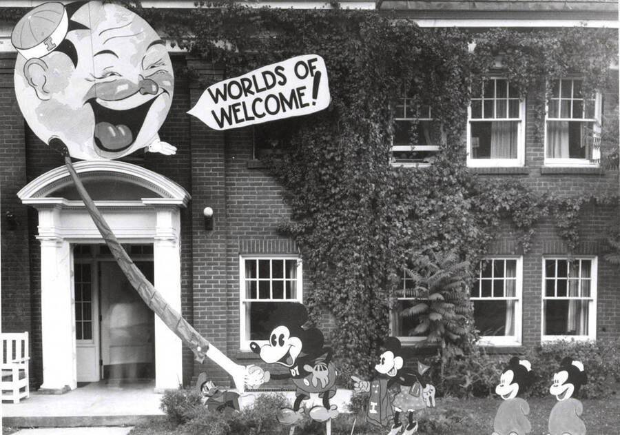 Phi Delta Theta's house decorations featured a moon with a word cloud that states 'Worlds of Welcome!' and shows the familiar Mickey and Minnie Mouse cartoon characters in the yard.