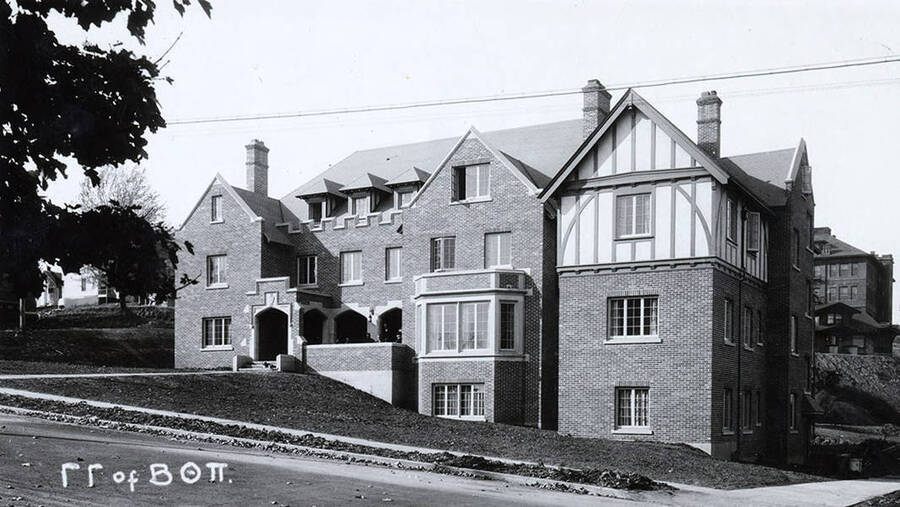 Beta Theta Pi house on the northwest corner of Idaho and Elm Streets, after completion.