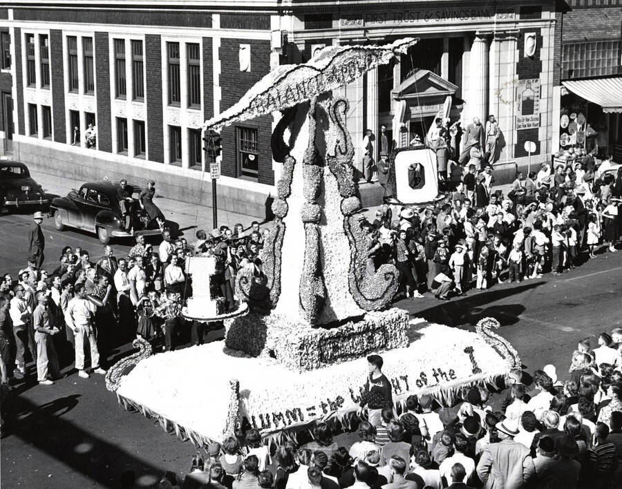 Phi Gamma Delta's first place float featured a scale with the caption 'Balance of Power' written on the arms, weighing an I and an O .