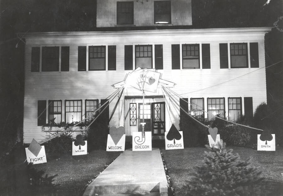Delta Gamma's Homecoming house decorations featured playing cards with names of graduates on the top. The Joker card is decorated with the word Oregon.