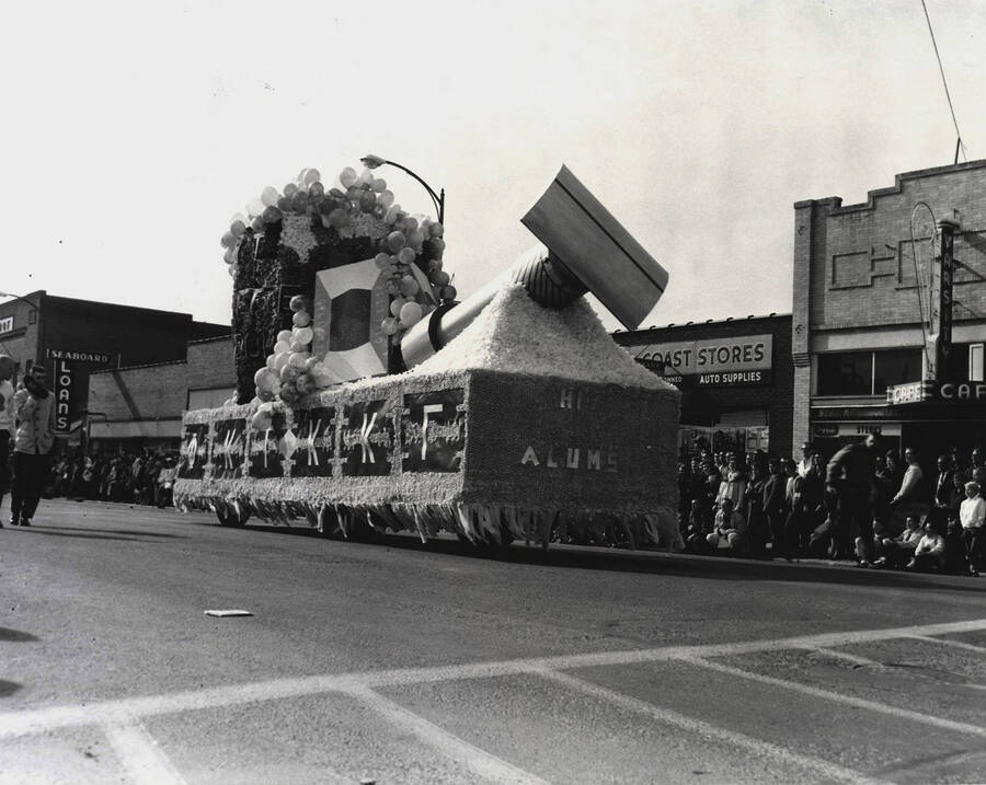 The Kappa Kappa Gamma and Phi Kappa Tau winning float during the Homecoming parade. The caption reads 'Don't Gillette Us Down'.