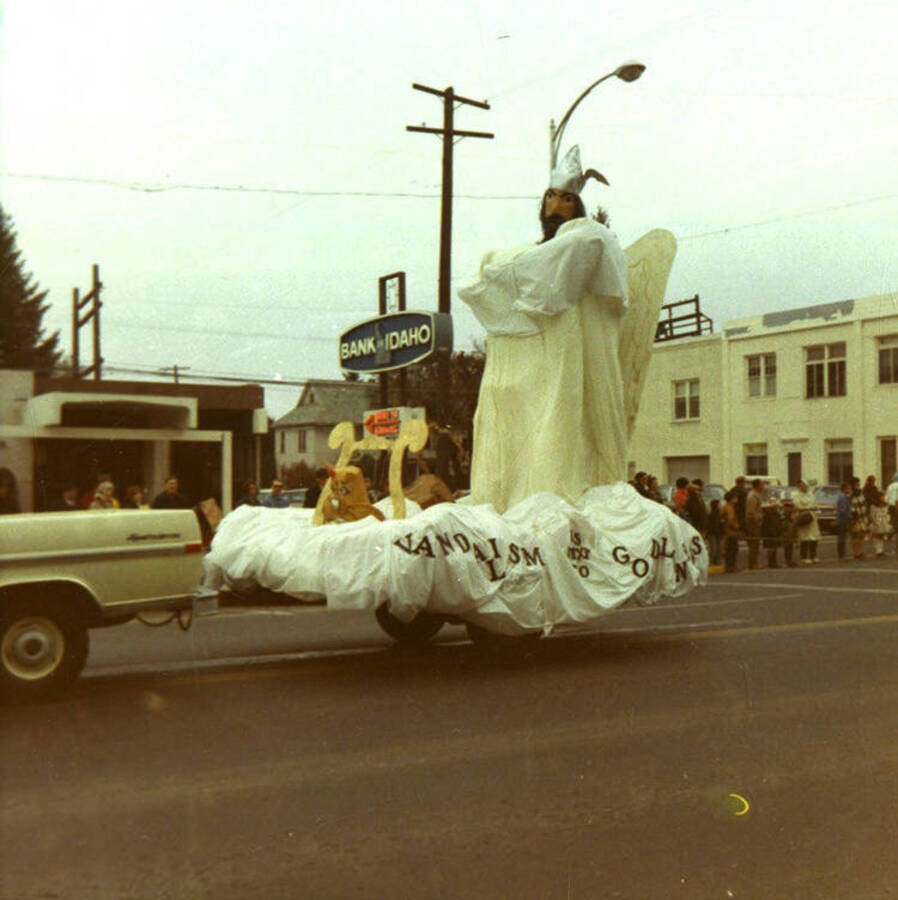 An unassociated float drives past spectators in front of the Bank of Idaho during the Homecoming parade.