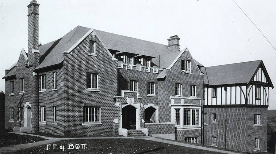 Beta Theta Pi house on the northwest corner of Idaho and Elm Streets, after completion.