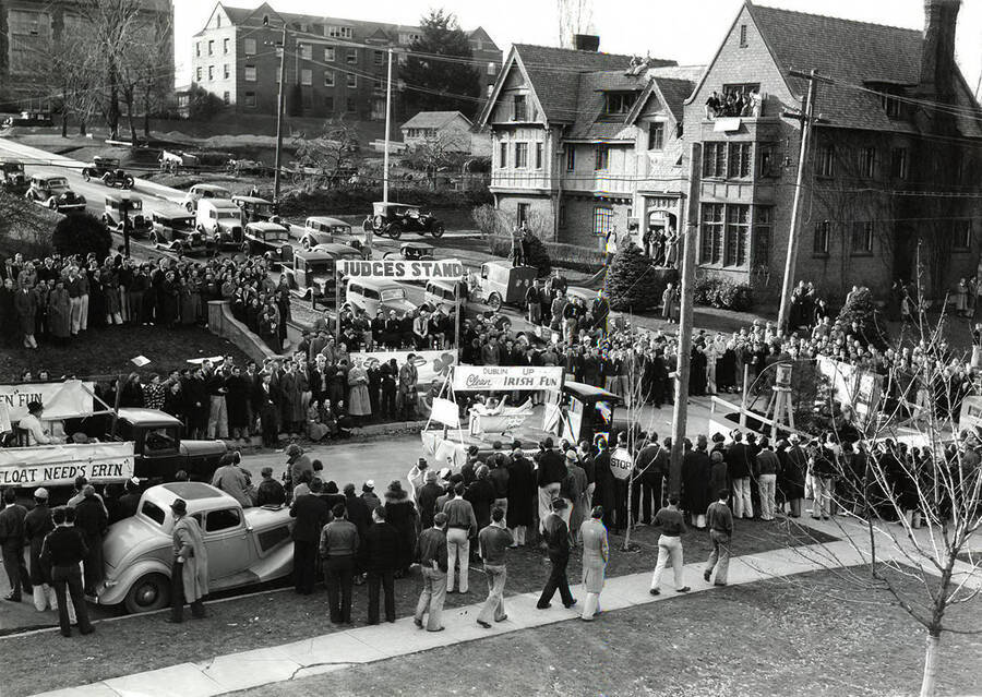 Spectators line the edge of the administration lawn and gather around the judges stand to watch the Junior Week Parade.