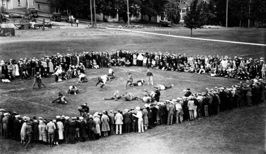 A crowd gathered in a giant rectangle to watch a near-30 man brawl during the Hulme fights.