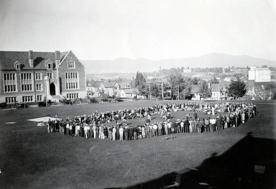 A large, rectangular crowd gathers on the Administration lawn for the annual freshman-sophomore Hulme fights.