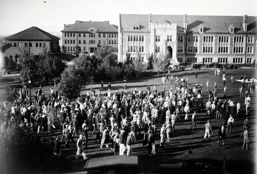 A large crowd of students gathers on the Administration lawn during the Hulme fights.