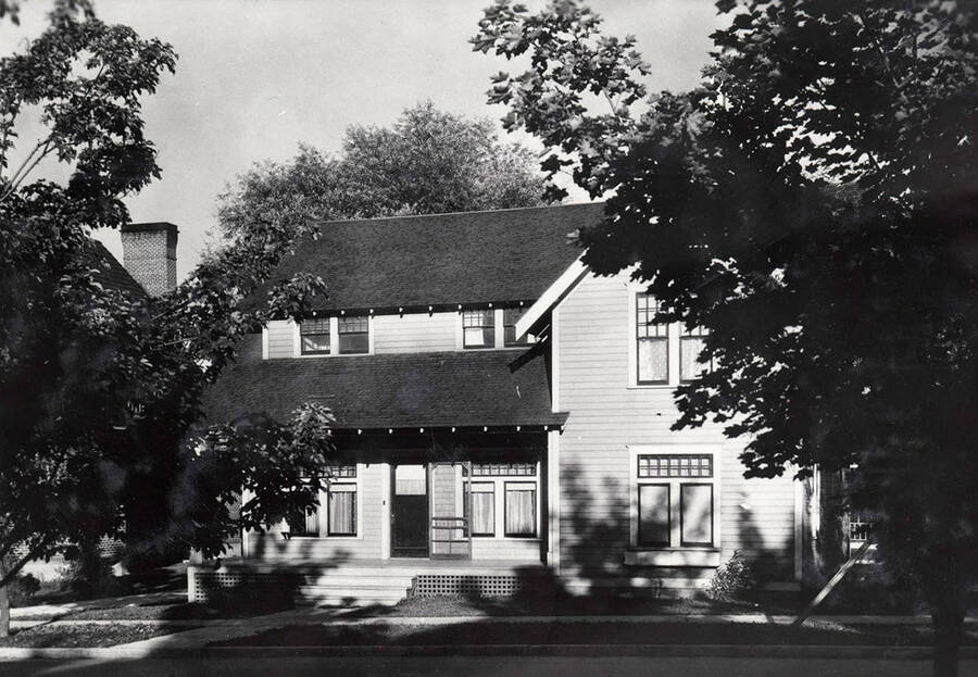 This house, located at 730 Deakin Street, was occupied by Pi Beta Phi from 1923 to 1926, Delta Delta Delta from 1926 to 1931, Phi Kappa Tau from 1947 to 1959, and Farmhouse from 1959 to present.