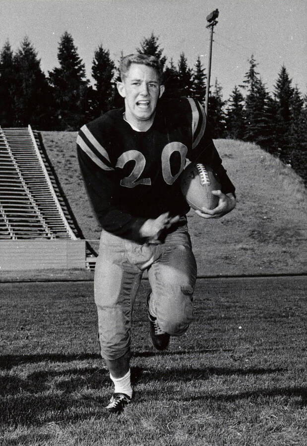 Football player Phil Steinbock (end) running with the ball.