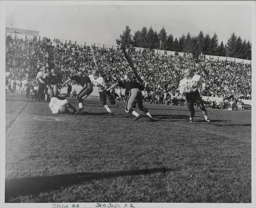 A San Jose State runner takes the ball up the gut, only to be met by a Vandal defender. Caption reads: 'Idaho 20 San Jose State 22.'