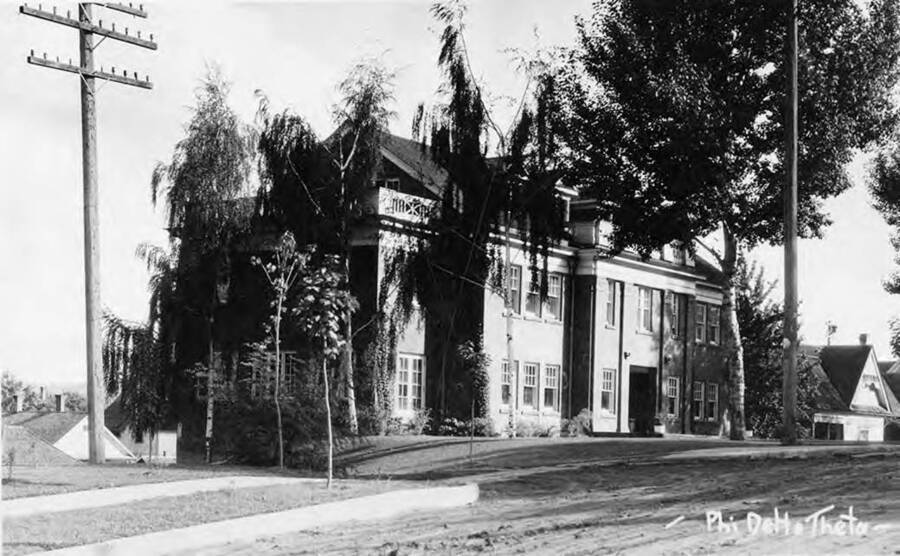 Phi Delta Theta house before addition of entrance portico on the southeast corner of Elm Street and Idaho Avenue.
