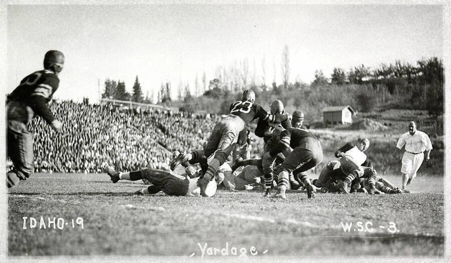 A Washington State linebacker makes a diving tackle on a Vandal runner. Caption reads 'Idaho-19 ~Yardage~  W.S.C.-3.'