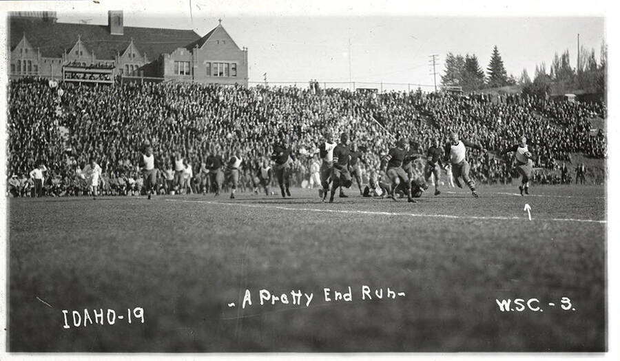 An Idaho running back has room around the edge. Caption reads 'Idaho-19 ~A Pretty End Run~  W.S.C.-3.'