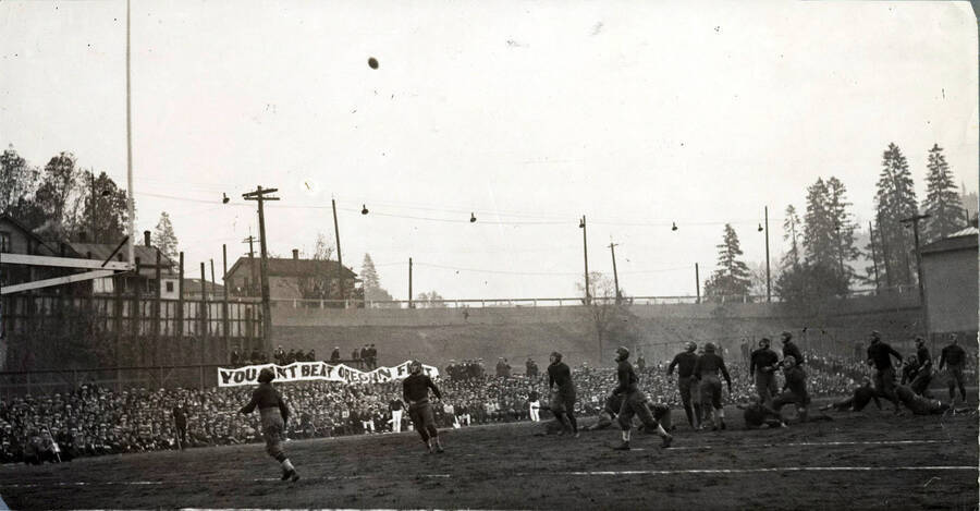 Photograph of the Idaho versus Oregon football game in action.