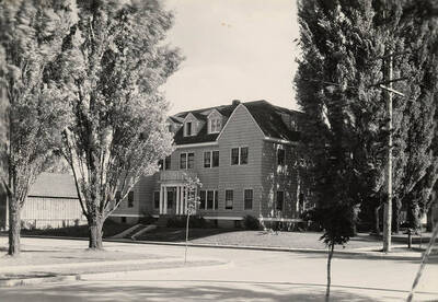 Alpha Chi Omega house on 709 Elm Street, prior to remodeling.