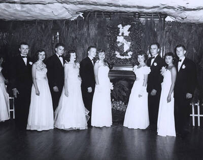 Group picture at the Beta Theta Pi formal dance.