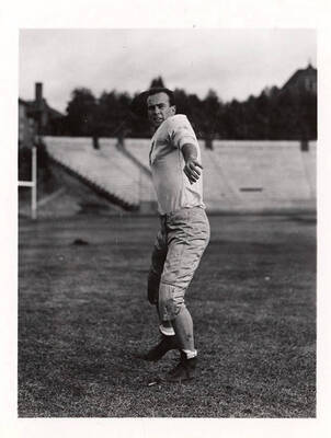 Freshman football player for the University of Idaho Charles Thomas throwing the ball on the football field.