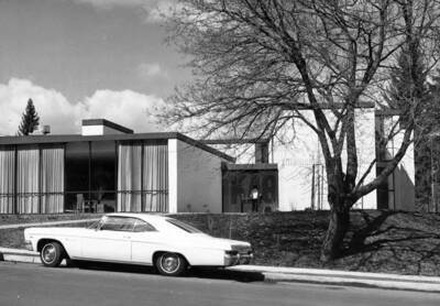A car parked outside the Kappa Alpha Theta house.
